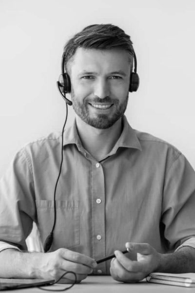 portrait-of-smiling-male-customer-service-operatork0